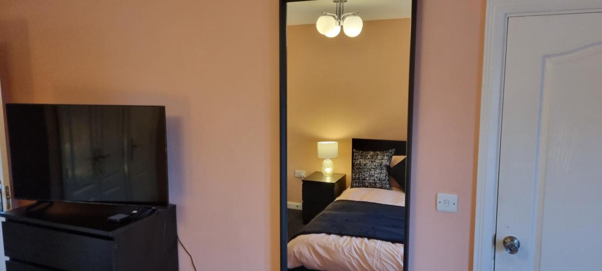 Swindon 6 Deluxe Doubles 2 With En Suite In Large House - No Pets Экстерьер фото